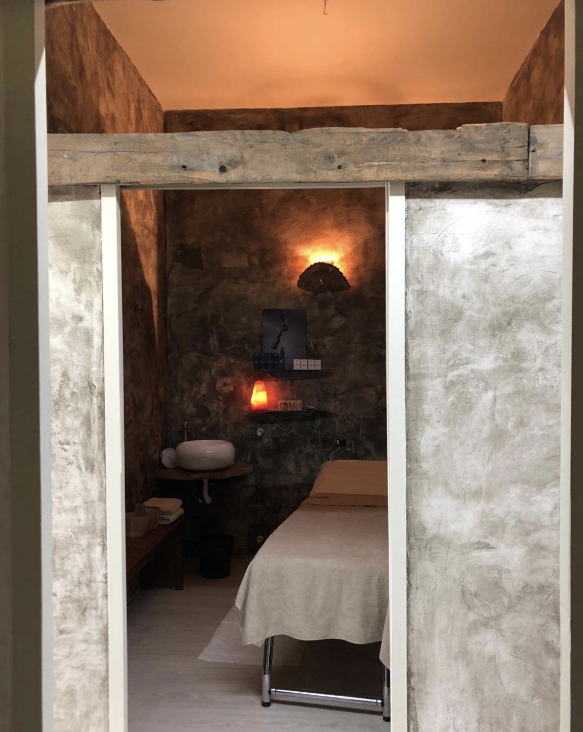 Ingresso di una cabina Rosemery per i trattamenti corpo: lettino, lampada di sale e luce calda