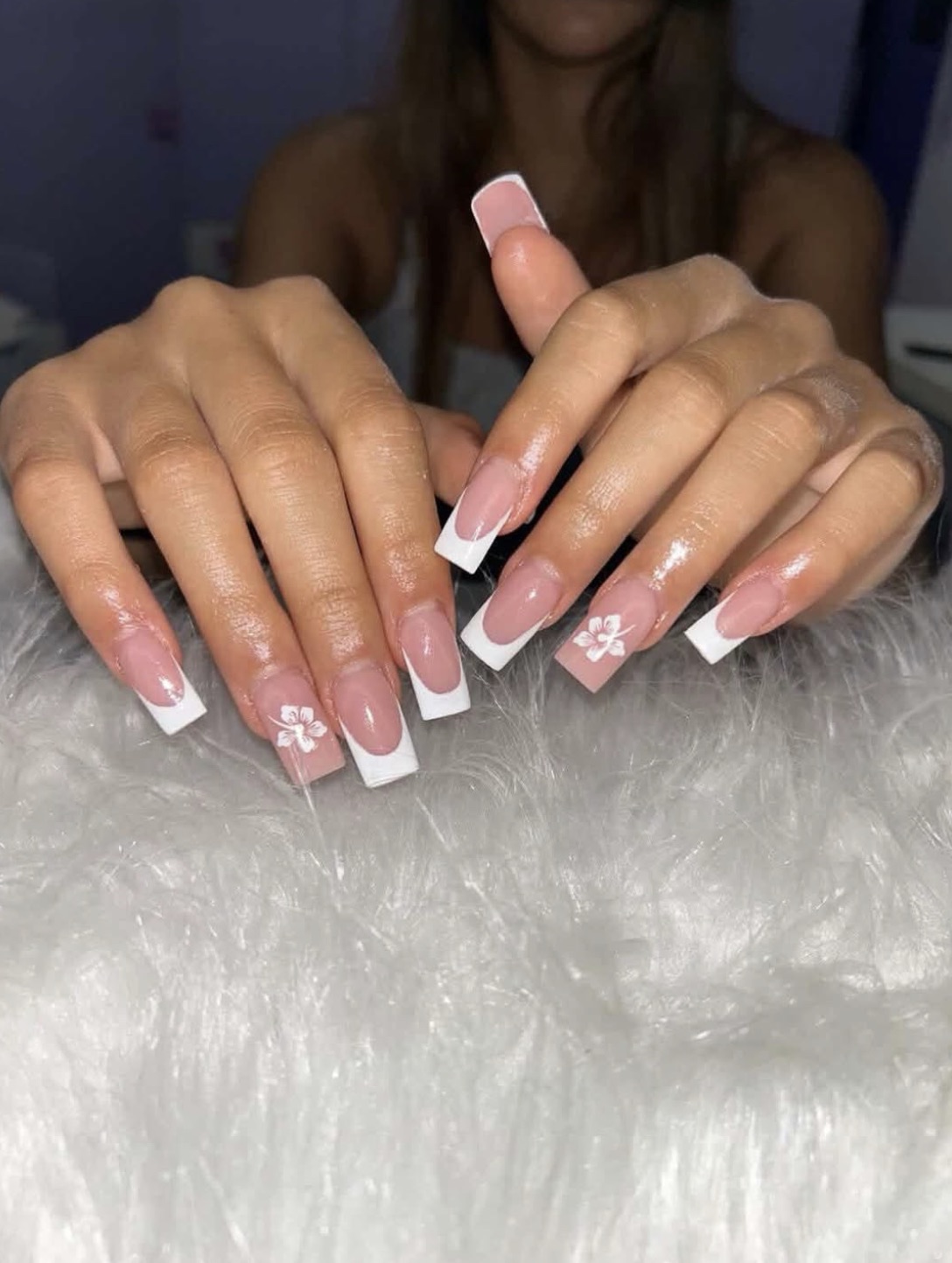 Manicure french con decorazione floreale bianca realizzata da Rosemery